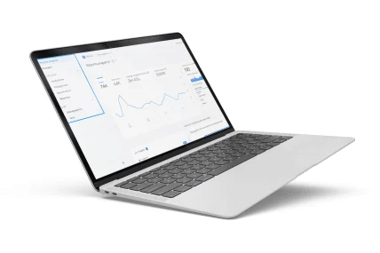 Diseño web en Tres Cantos 20 Portátil mostrando un gráfico de análisis web, útil para optimizar el diseño de clínicas en Madrid.