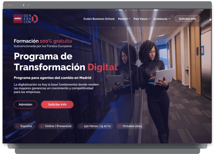 Persona con tableta frente a pantalla que muestra programa de transformación digital en Madrid.