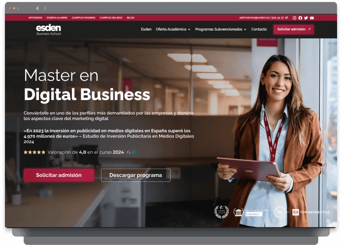 Mujer sonriente con tablet frente a oficinas modernas; programa formativo en marketing digital en Madrid.