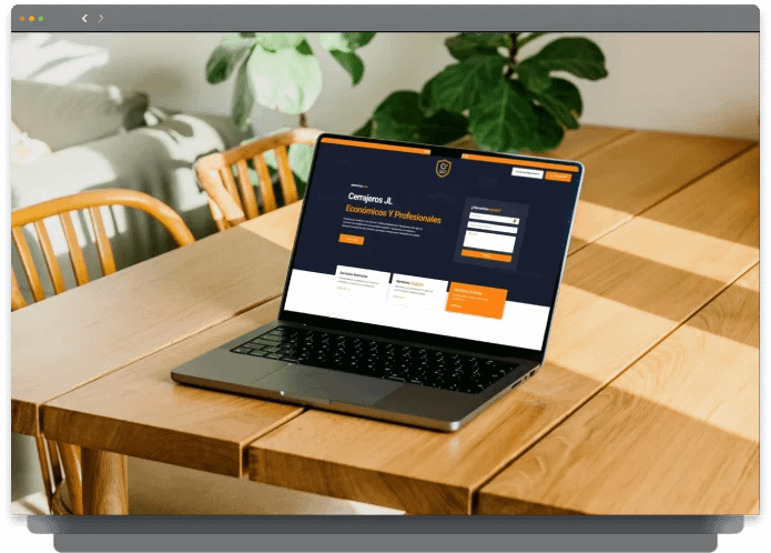 Diseño Web para Academias en Madrid 20 Laptop en mesa de madera muestra página web de diseño elegante, ventanilla de chat, y formulario de contacto.